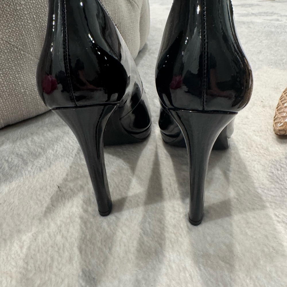 MICHAEL MICHAEL KORS
Brielle Patent Leather Pump - Picture 3 of 7